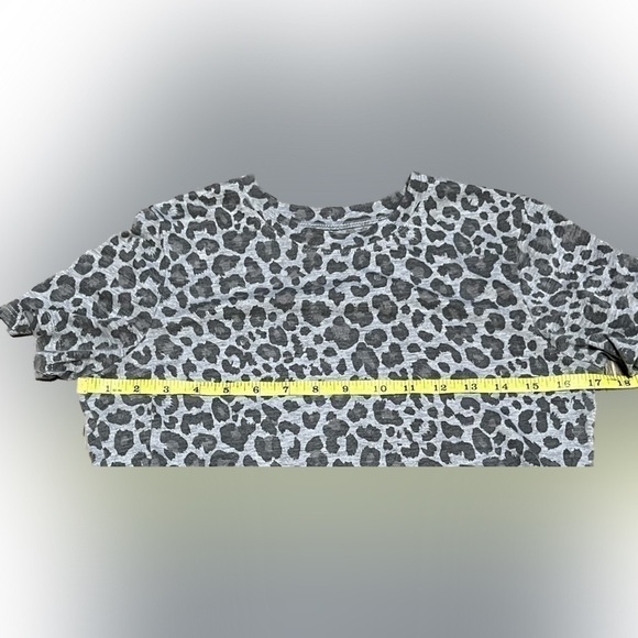 ZOE + LIV Grey Cheetah Print Top (Sz XS) - Picture 4 of 5